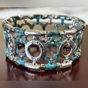 Beautiful turquoise & silver stretch bracelet. Subtle bling accents. Like new